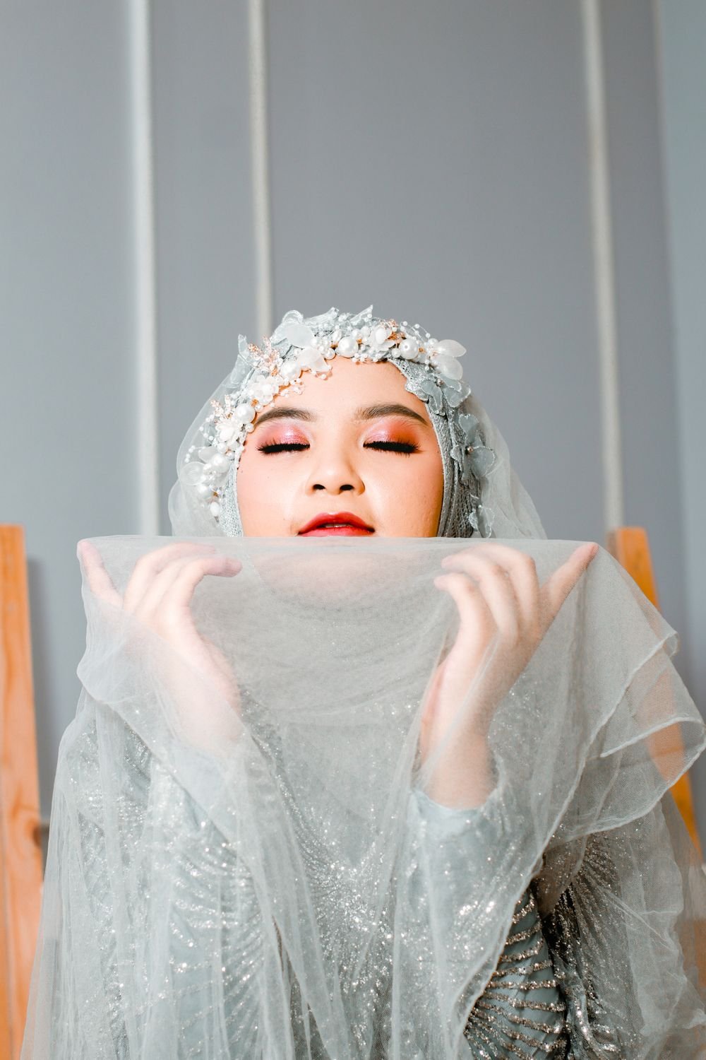 Bridal beauty with delicate styling and soft makeup